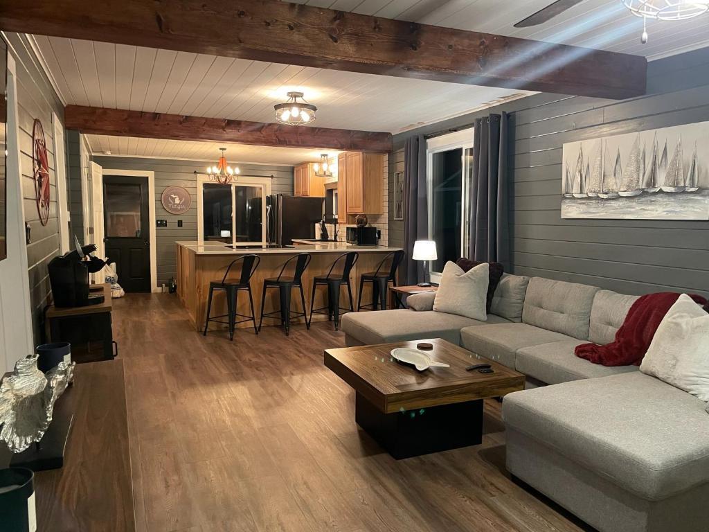 sala de estar con sofá y mesa en Riverside Retreat, en Benton Harbor