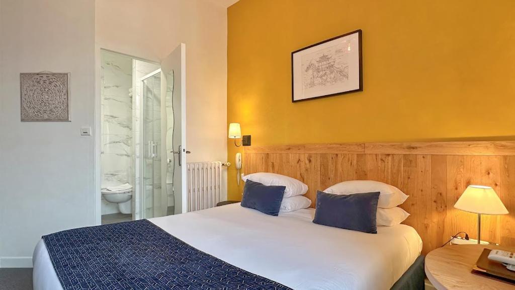 
Double Room with Street View
