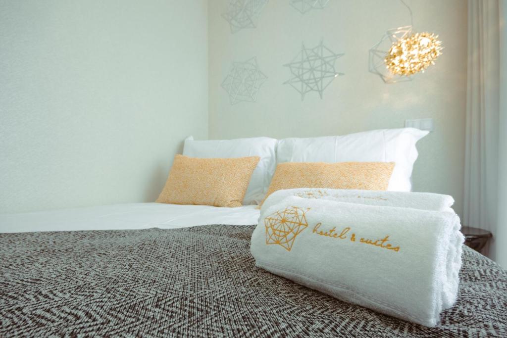 ein Schlafzimmer mit einem Bett mit einem Kissen darauf in der Unterkunft Pedra de Sal - Hostel & Suites in Rio Maior