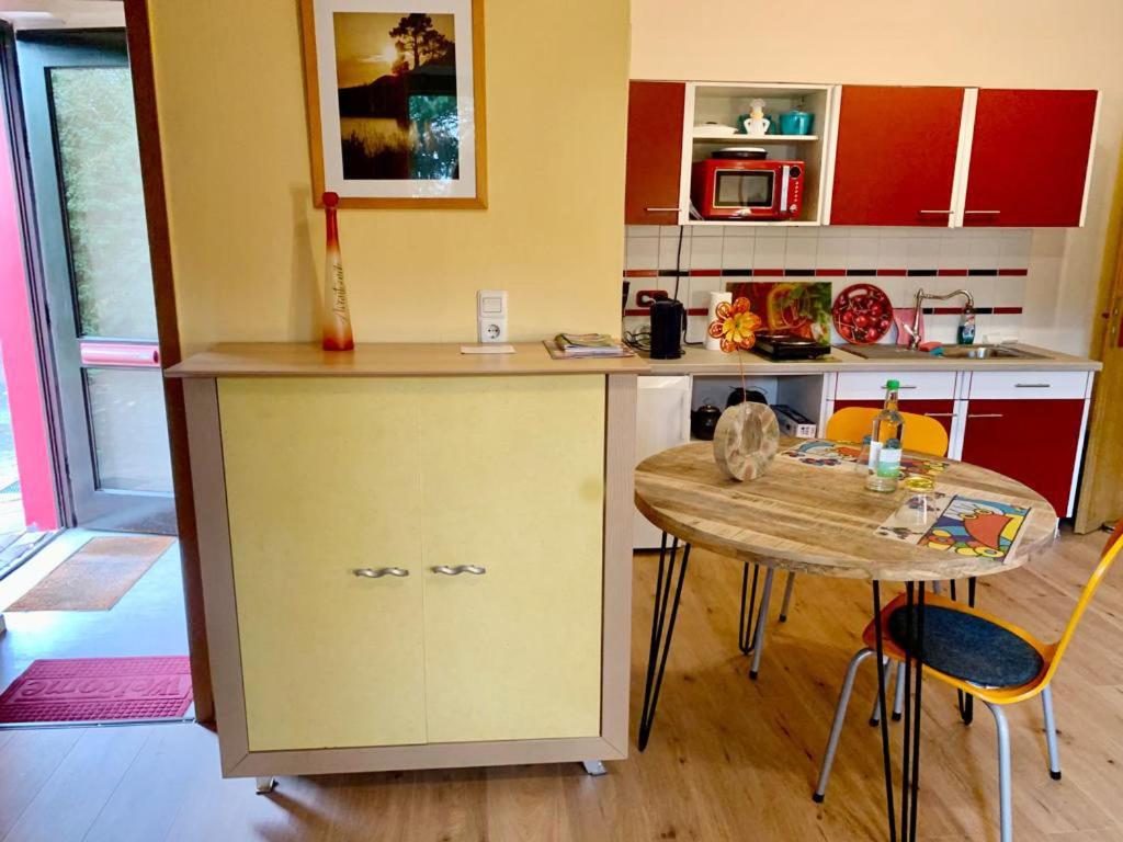 une cuisine avec une table et une petite table avec une table dans l'établissement Kuckucksnest, à Bielefeld