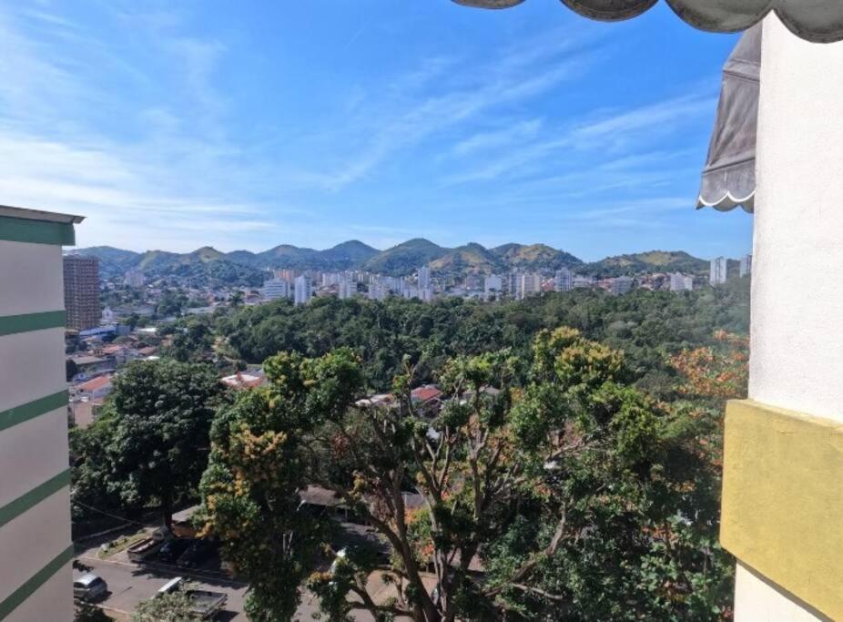 a view of the city from a building at Quarto em apt compartilhado com estacionamento incluso in Niterói