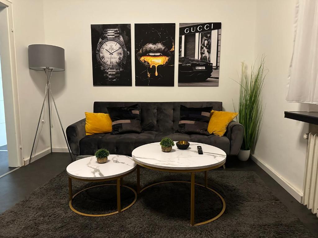 sala de estar con 2 mesas y sofá en Butler Suites, en Düsseldorf