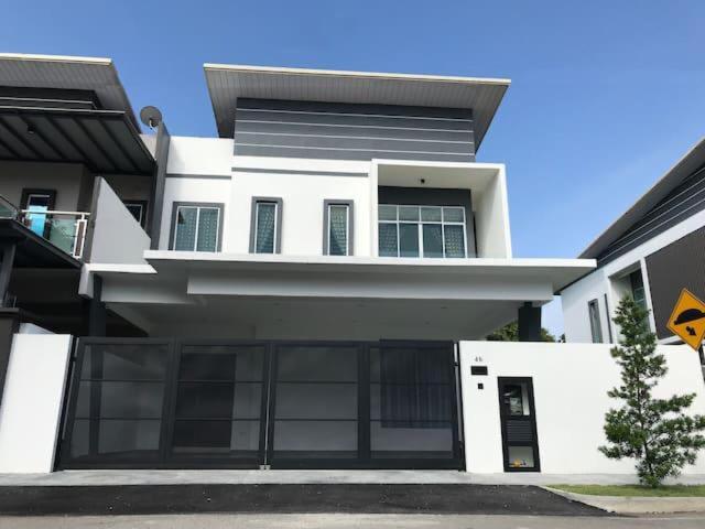Cette grande maison blanche possède de nombreuses fenêtres. dans l'établissement G-Homestay @ Sungai Abong Muar*10~20pax, à Muar