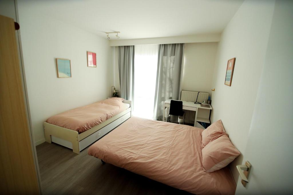 Postel nebo postele na pokoji v ubytování Privé kamer met chill room en gedeelde badkamer - rand Antwerpen - afrit E313 Wommelgem - vlakbij tramhalte lijn 9 en 24