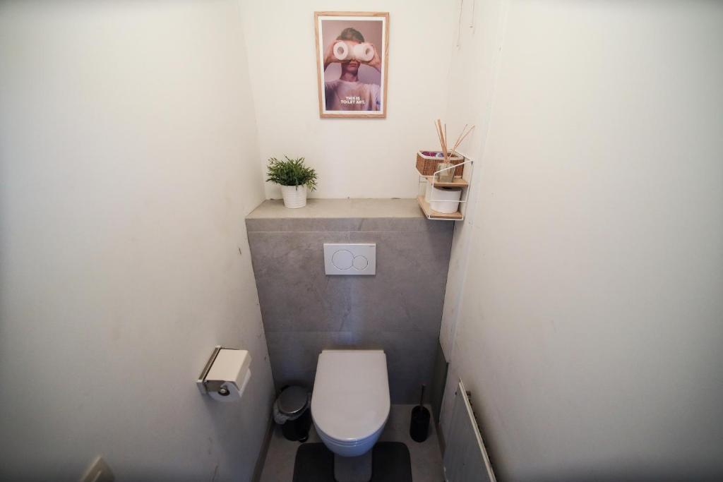 Koupelna v ubytování Privé kamer met chill room en gedeelde badkamer - rand Antwerpen - afrit E313 Wommelgem - vlakbij tramhalte lijn 9 en 24