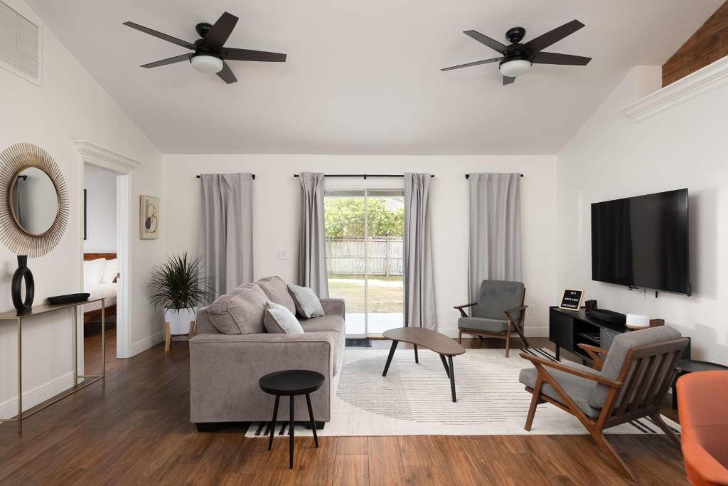 TV a/nebo společenská místnost v ubytování The Recharge - Springs , Tesla & EV Station , Pets