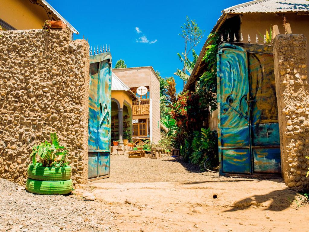 ein Haus mit blauen Türen im Hof in der Unterkunft Arusha Jua home in Arusha