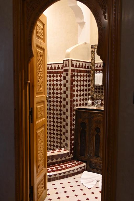 マラケシュにあるRiad Touhfa Kasbah Marrakechの暖炉付きのバスルームへの開放ドア