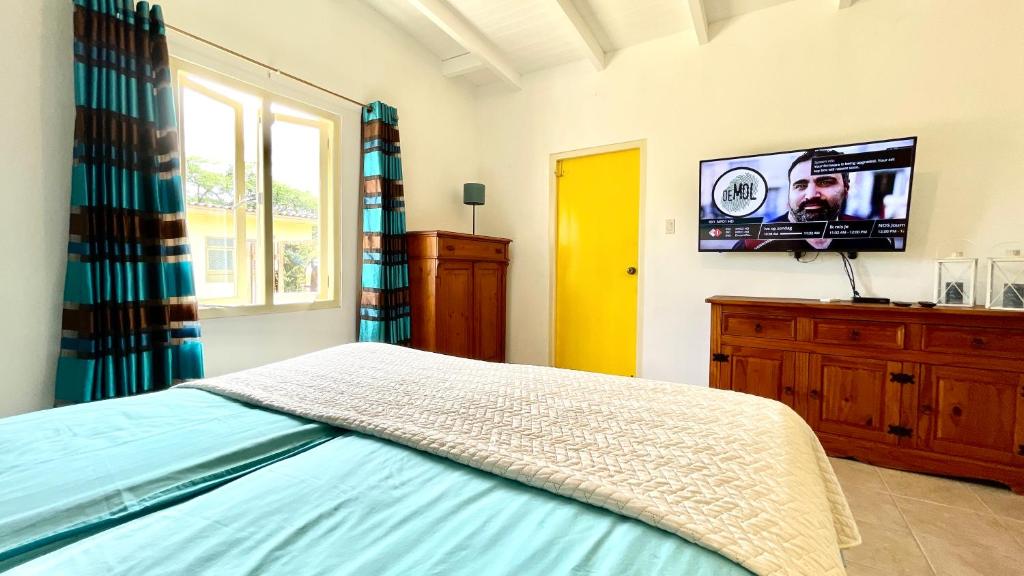 TV a/nebo společenská místnost v ubytování Very quiet apartment with lots of privacy and a tub on the edge of a national park!