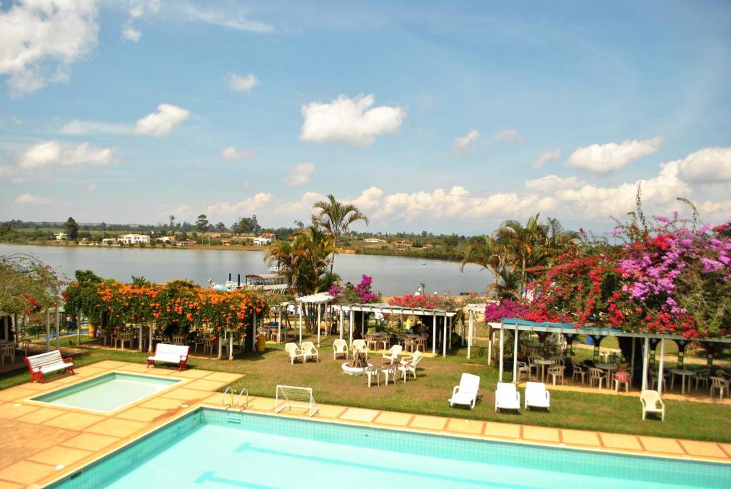 einen Pool mit Blick auf einen Wasserkörper in der Unterkunft Hotel Acuarela in La Granja