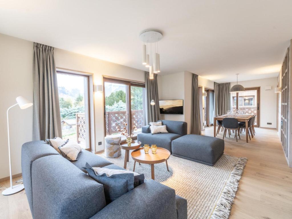 a living room with two blue couches and a table at Appartement moderne près du centre du village et des pistes, 6 pers, 3 chambres, parking inclus - FR-1-568-40 in Courchevel