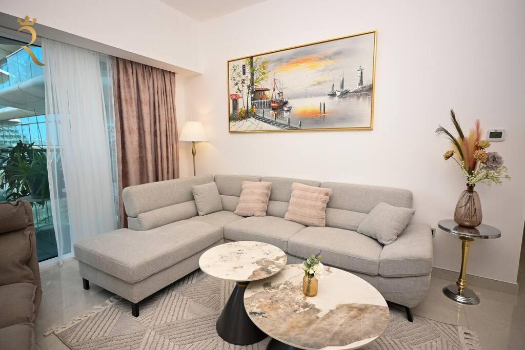 sala de estar con sofá y mesa en Mariana Luxurious 2BR Apartment, en Abu Dabi