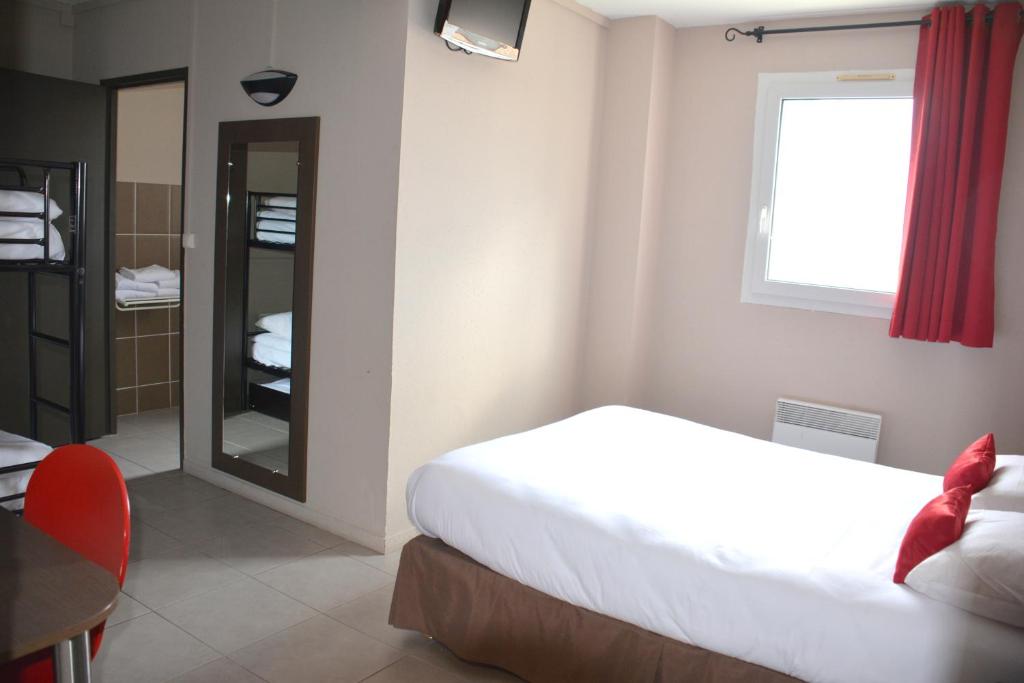Postel nebo postele na pokoji v ubytování Hôtel Le Floreal