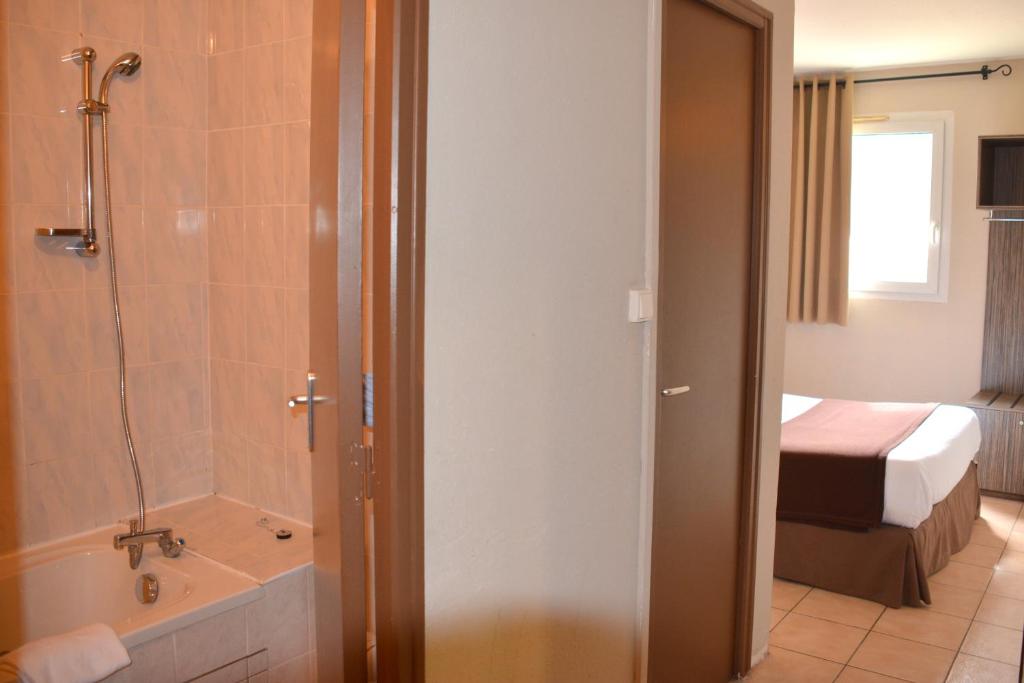 Postel nebo postele na pokoji v ubytování Hôtel Le Floreal