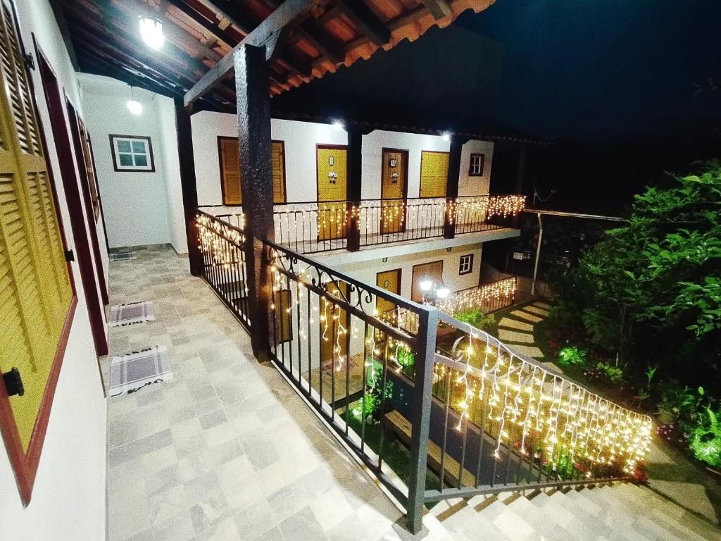 Pouso Casa da Vovó في تيرادينتيس: شرفة منزل مع أضواء عيد الميلاد