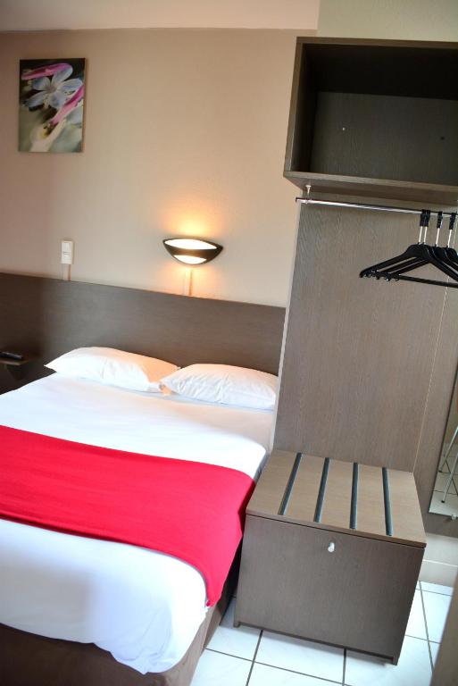 Postel nebo postele na pokoji v ubytování Hôtel Le Floreal