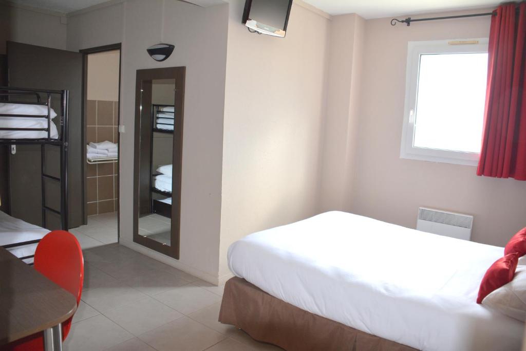 Postel nebo postele na pokoji v ubytování Hôtel Le Floreal