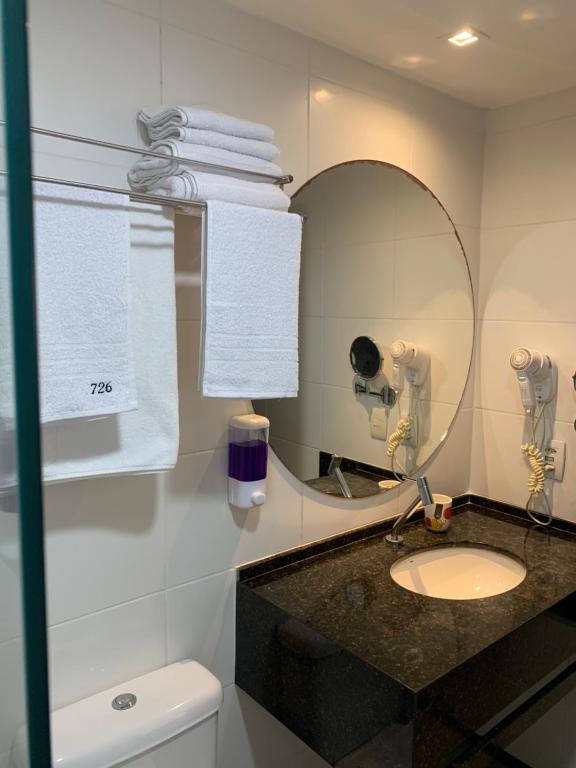 une salle de bain avec un lavabo et un miroir dans l'établissement Coral Ritz - Flat beira mar (Condomínio Ritz Suites Home Service), à Maceió
