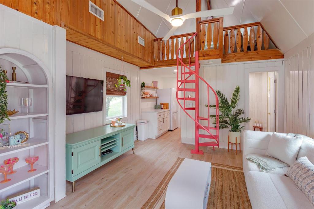 una sala de estar con una escalera roja en una habitación en Hope Home, en Clermont