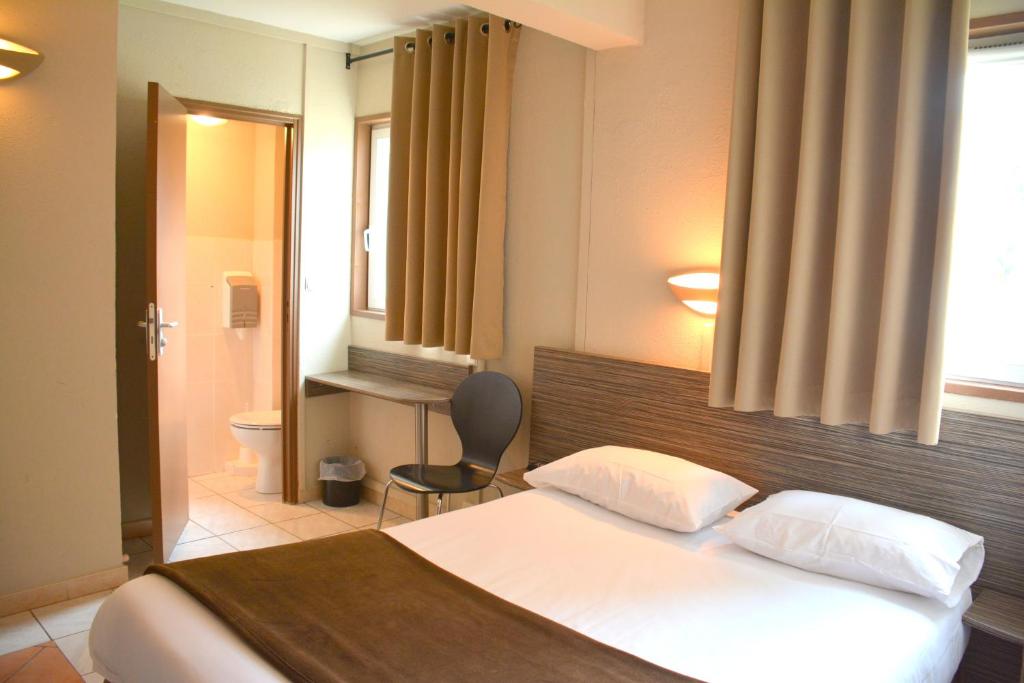 Postel nebo postele na pokoji v ubytování Hôtel Le Floreal