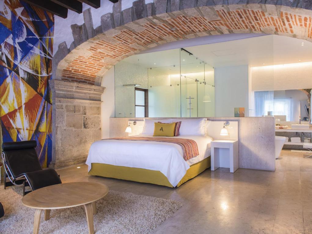 A bed or beds in a room at Anticavilla Hotel Restaurante & Spa