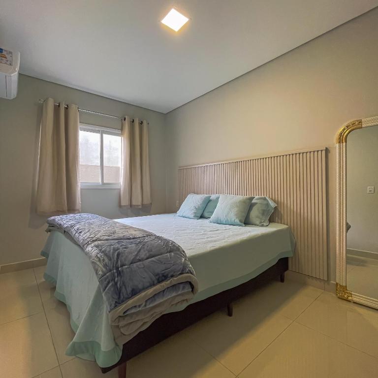 a bedroom with a bed and a window at Apto Adilson in Foz do Iguaçu