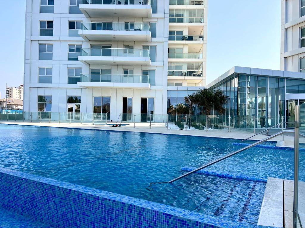 una piscina di fronte a un edificio di Prince Palace Hadera Beach a Hadera