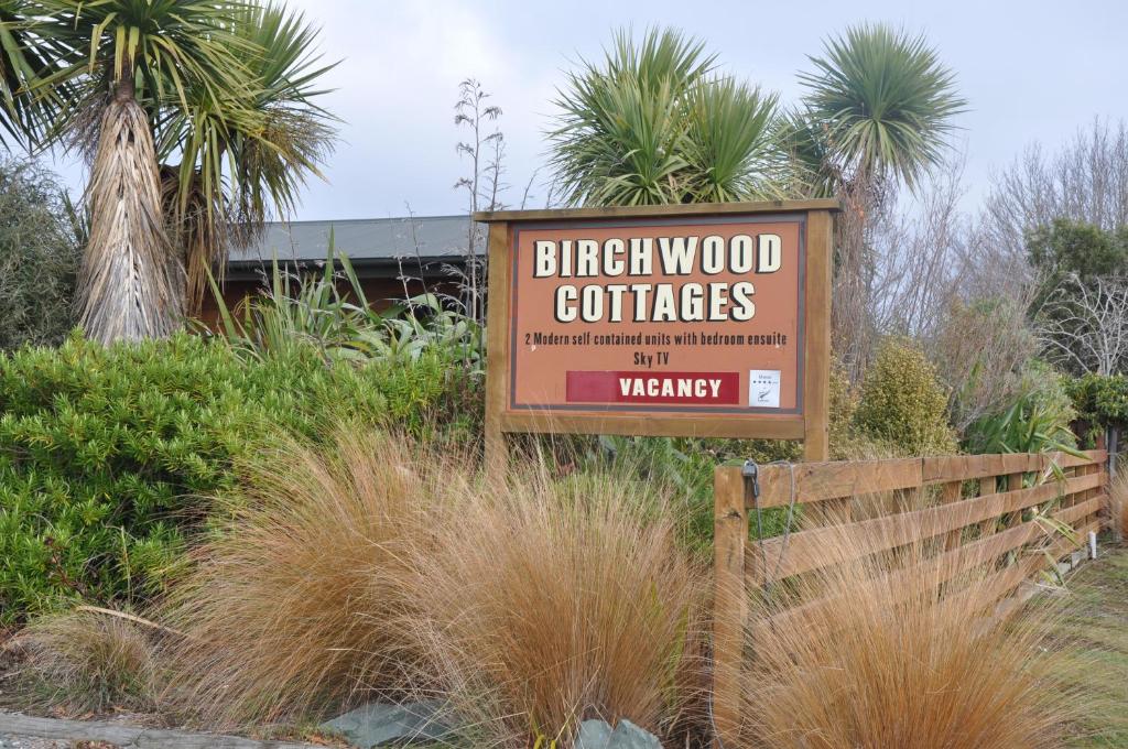 een bord voor de bickerwood koffie bij Birchwood Cottages in Te Anau