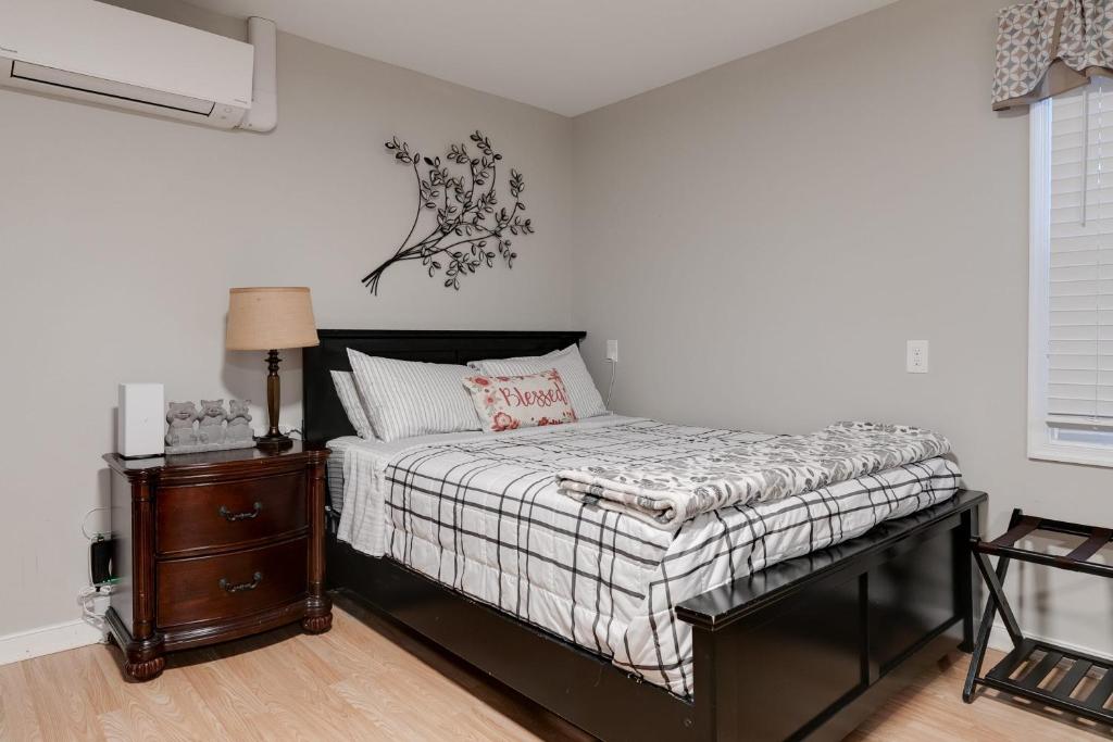 - une chambre avec un lit et une table de chevet dans l'établissement E3 Centrally located in Carytown fully fenced, à Richmond