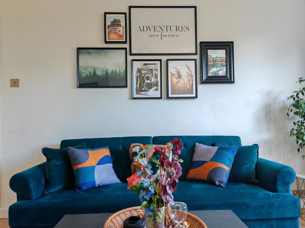 Modern Apartment - Accommodates 6 - Private Parking - 15min to London Bridge, London Eye and Charing Cross