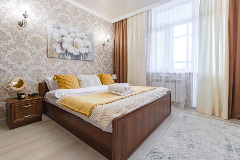 - une chambre avec un grand lit et une fenêtre dans l'établissement Квартира в ЖК Promenade Expo Block D, à Astana