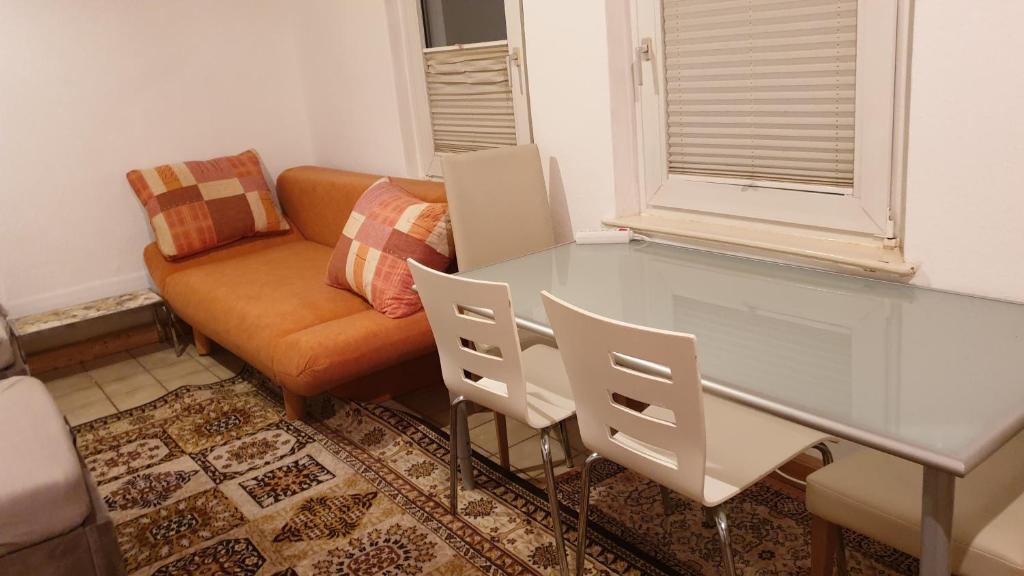 uma sala de estar com uma mesa de vidro e um sofá em Ctiy Home Peine em Peine
