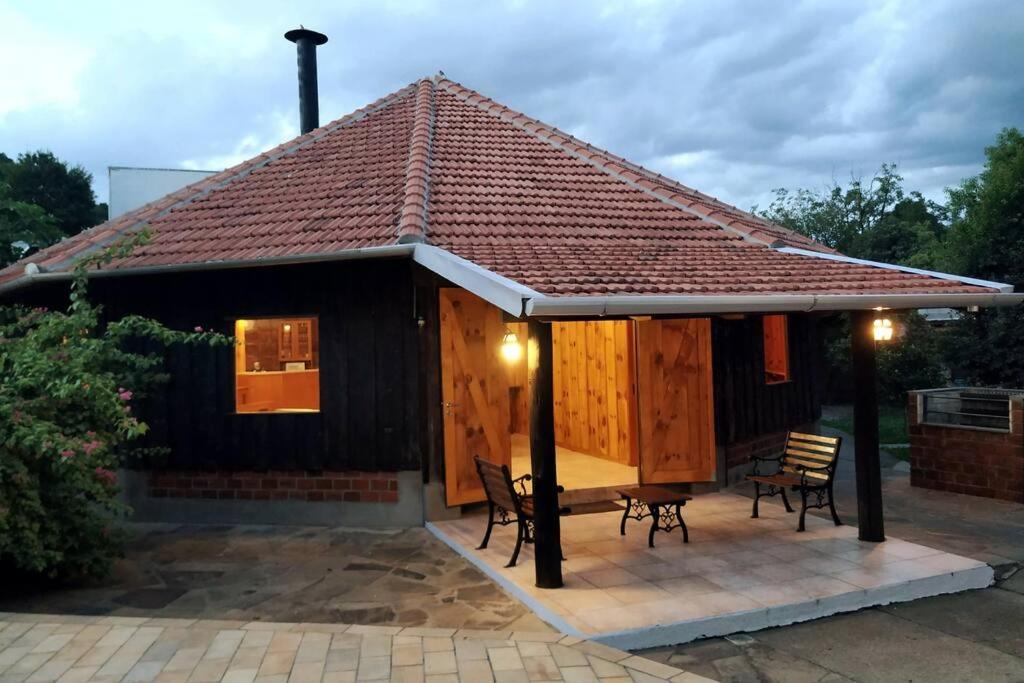 Casa pequeña con techo y patio en Galpão Rústico no Vale dos Vinhedos, en Bento Gonçalves