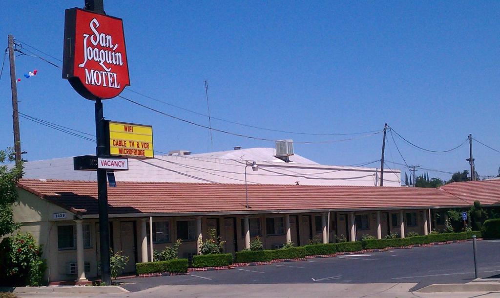 un edificio con un cartel para un motel coreano en San Joaquin Motel en Merced