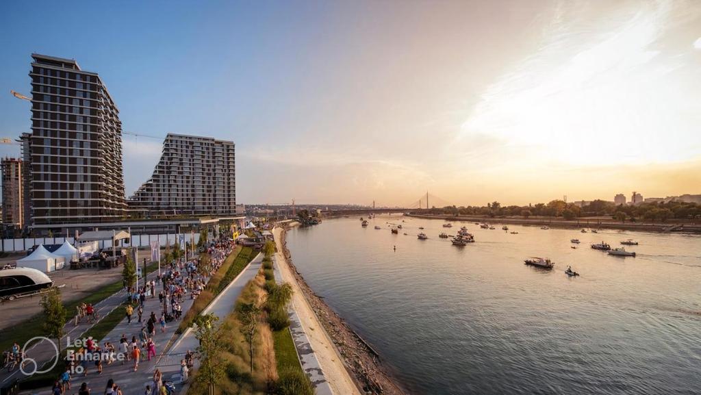 貝爾格勒的住宿－SuprStay - Belgrade Waterfront Luxury Apartment，水中泛舟的城市河流