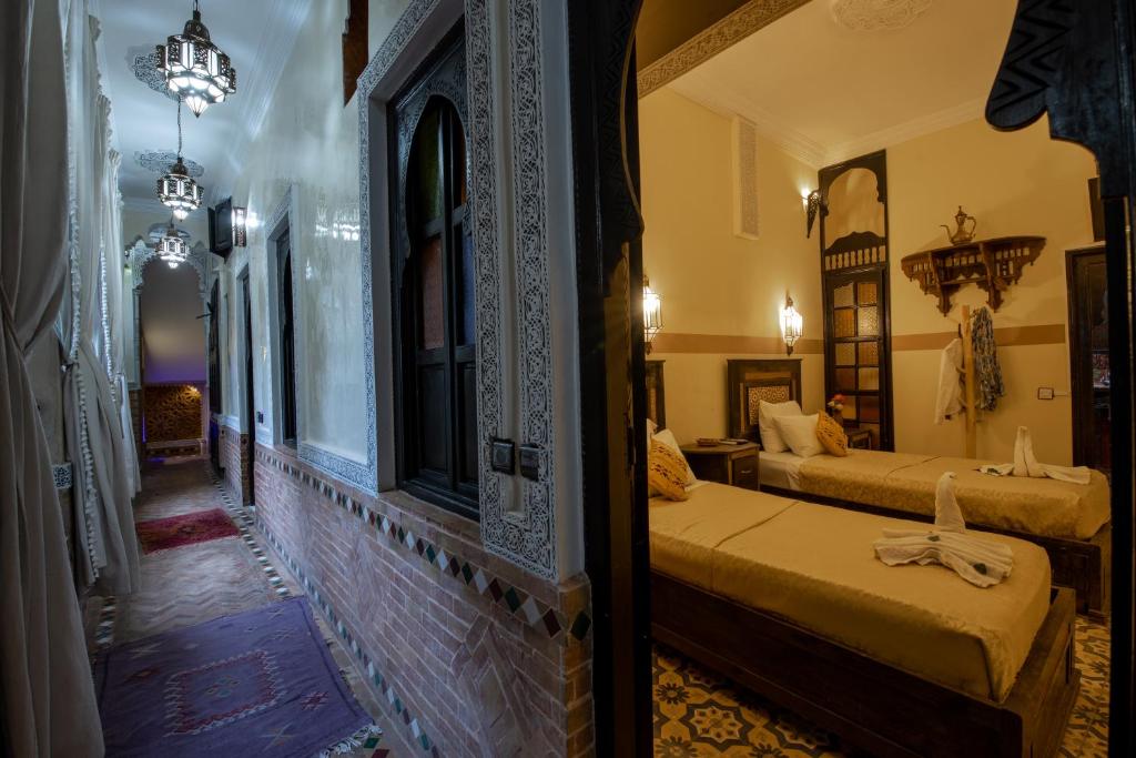 Postel nebo postele na pokoji v ubytování Riad Arabesque