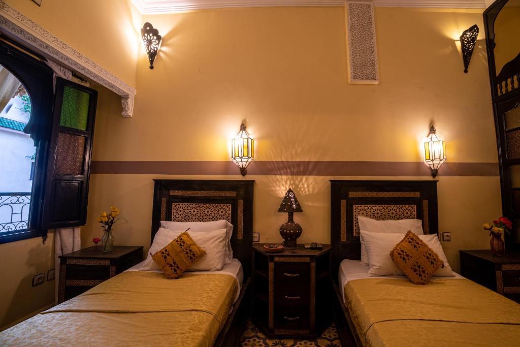 Postel nebo postele na pokoji v ubytování Riad Arabesque