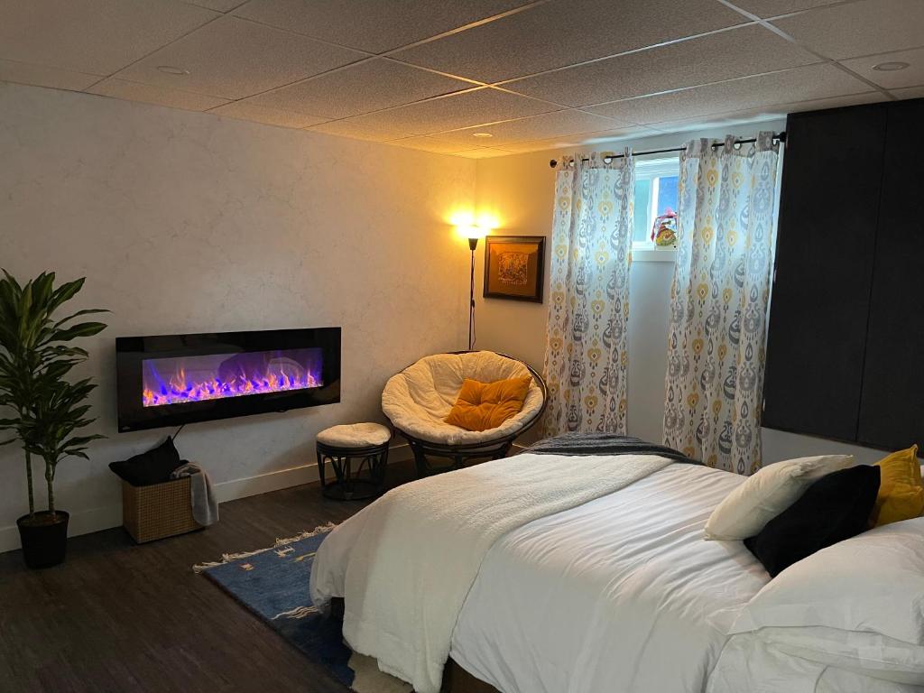 ein Schlafzimmer mit einem Bett und einem TV an der Wand in der Unterkunft Suite au centre de l’Estrie in Ange-Gardien