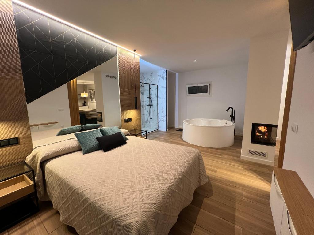 una camera con un grande letto e una vasca da bagno di Loft luxury Mirador a Cadice