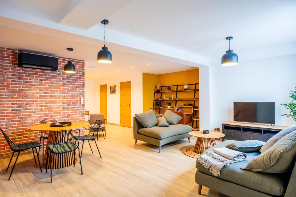 een woonkamer met een bank en een tafel bij Suberbe appartement 80 m2 quartier Castellane - Le Patio - in Marseille