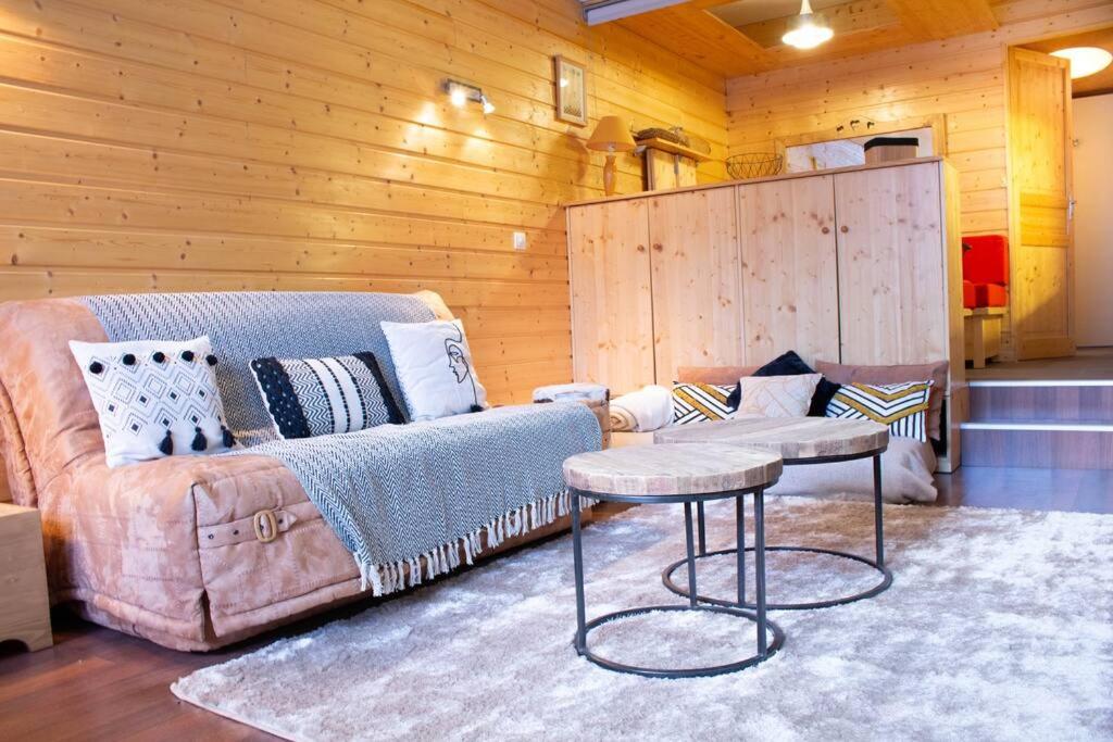 a living room with a couch and a table at Cosy/familiale/Front de neige in Isola 2000