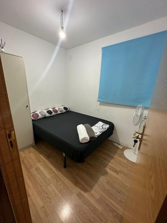 une chambre avec un lit dans l'angle d'une pièce dans l'établissement Fast Single Rooms, à Madrid