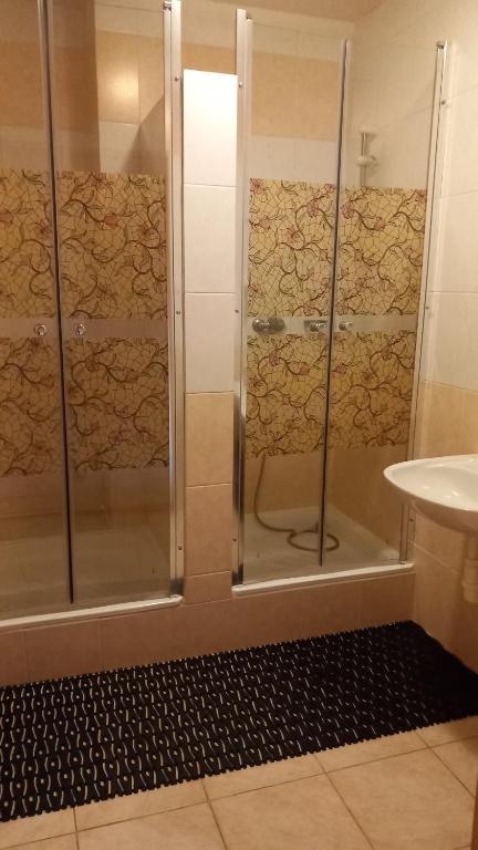 W łazience znajduje się prysznic ze szklanymi drzwiami. w obiekcie Privát Čujová w mieście Hrabušice