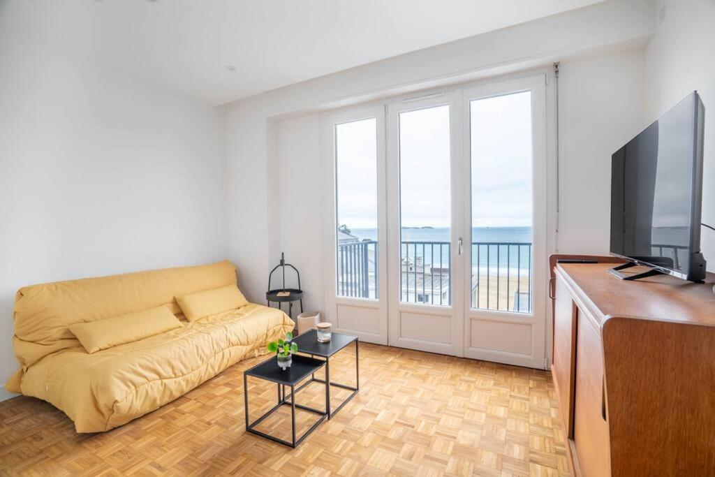 TV a/nebo společenská místnost v ubytování Dinard centre, studio vue mer