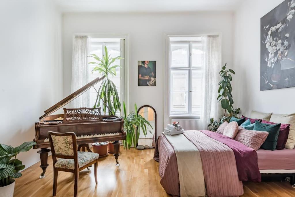 ブダペストにあるAndrassy Art Apartment - Central, Beautiful & Uniqueのベッドルーム(ベッド1台、ピアノ付)