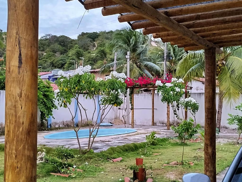 a view of a swimming pool in a yard at Casa de Praia em Pirangi in Nísia Floresta