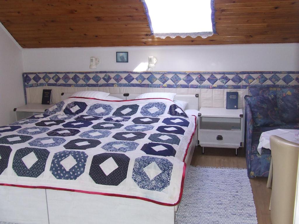 Tempat tidur dalam kamar di Czanek Apartman