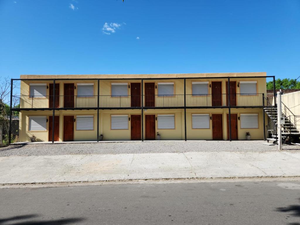 un edificio de apartamentos al lado de una calle en Trinidad Inn Flores en Trinidad