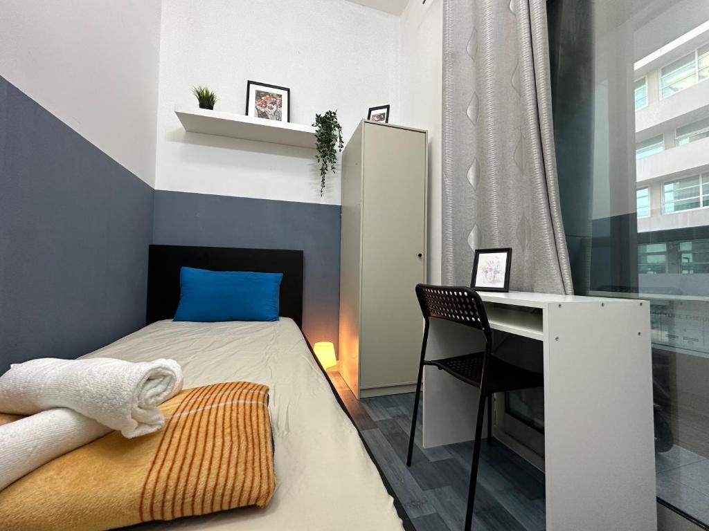 - une petite chambre avec un lit et un bureau dans l'établissement Partition Room 3 Mins to Mashreq Metro, à Dubaï