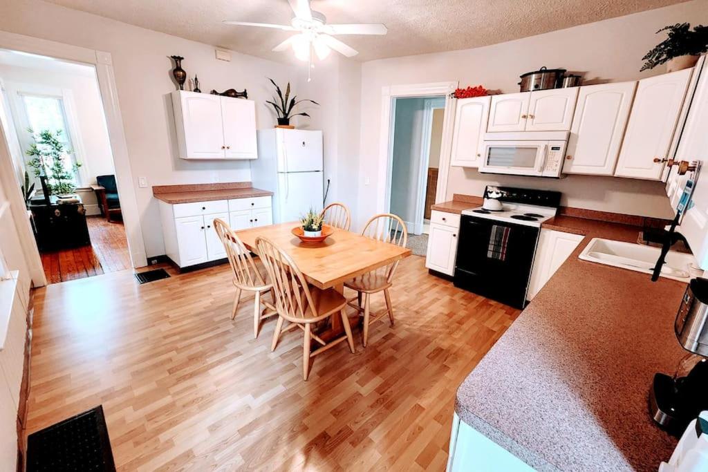 a kitchen with a table and chairs in a room at Queen Beds, Fast WiFi, Free Parking, Central A/C, TV's in New Haven